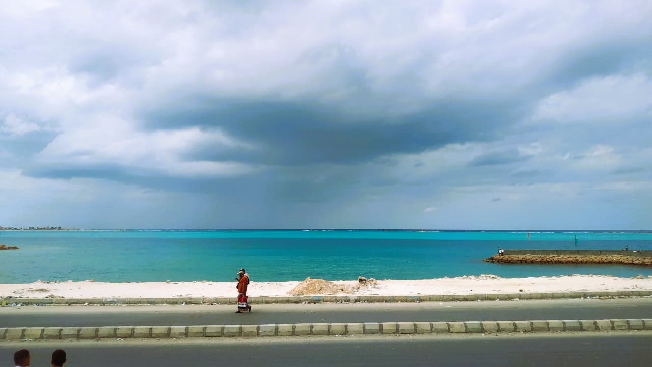 الغيوم كانها تعانق البحر - مطروح